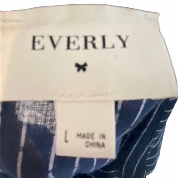 Everly Womens Blue and White Striped Shirt Size L - Picture 4 of 6